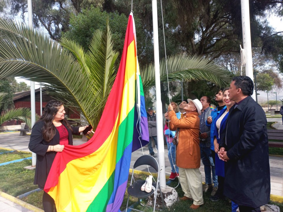 /municipalidad-de-tierra-amarilla-izo-bandera-lgbtqianb-en-el-dia