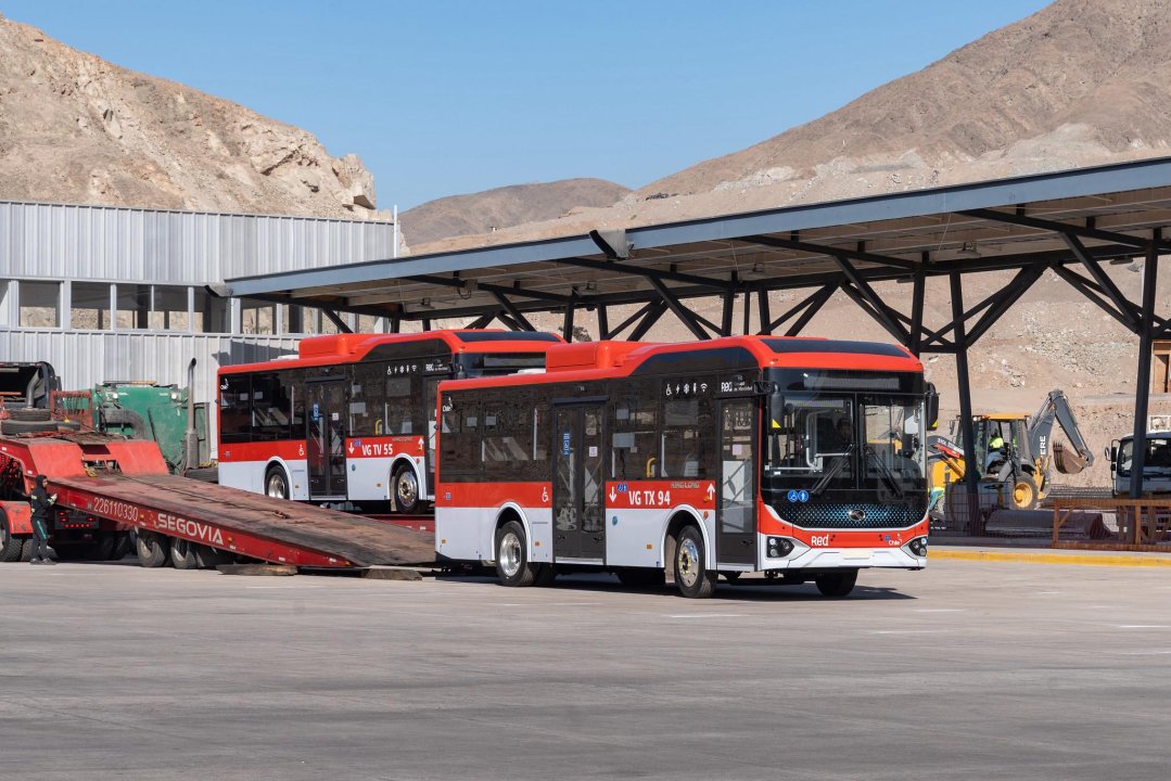 /llegaron-los-primeros-buses-que-convertiran-a-copiapo-en-la-primera-ciudad