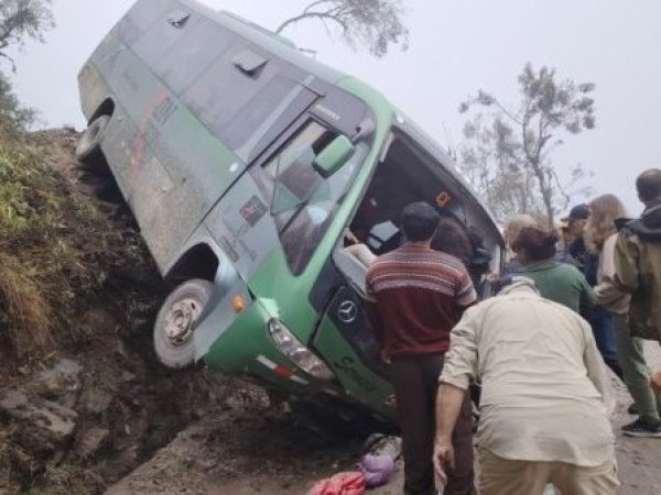 Indagan desbarranco de bus en Machu Picchu: Hay turistas chilenas lesionadas