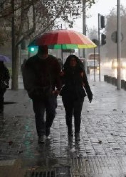 Lluvia, viento y nieve en Santiago: Gobierno actualiza pronóstico del sistema frontal