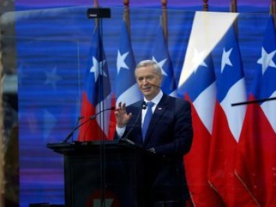 Kast da discurso con vidrio blindado en Viña