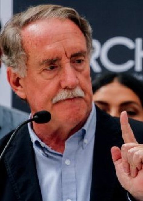 “Vengo enojado”: Eduardo Artés lanza frase al inicio del debate Anatel tras tenso cruce con periodistas