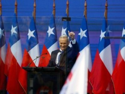 Kast cierra su campaña en Concepción utilizando nuevamente un vidrio blindado