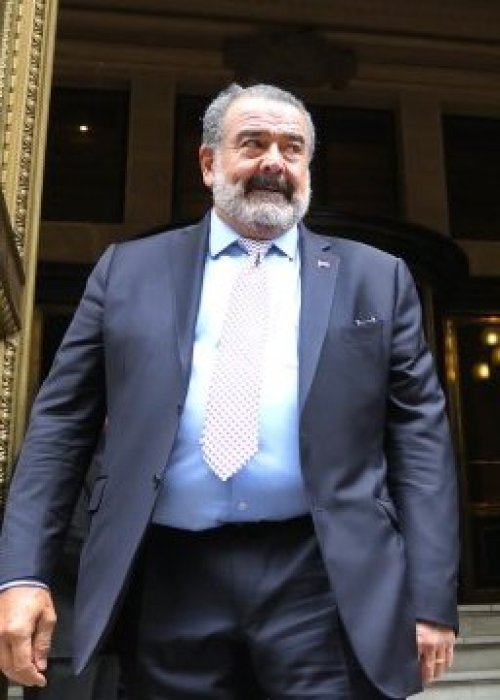 El nuevo look de Luksic que se robó la atención durante su voto en Aysén