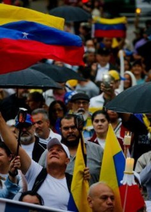 Estudio señala que regularizar a extranjeros venezolanos podría dar buenos resultados económicos en Chile