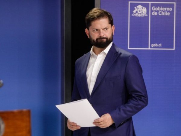 Boric destaca refuerzo en combate de incendios tras visita a avión tanquero Fireliner en Concón