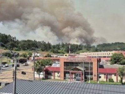 Incendio se aproxima a cárcel El Manzano en Concepción y Gendarmería activa protocolos preventivos