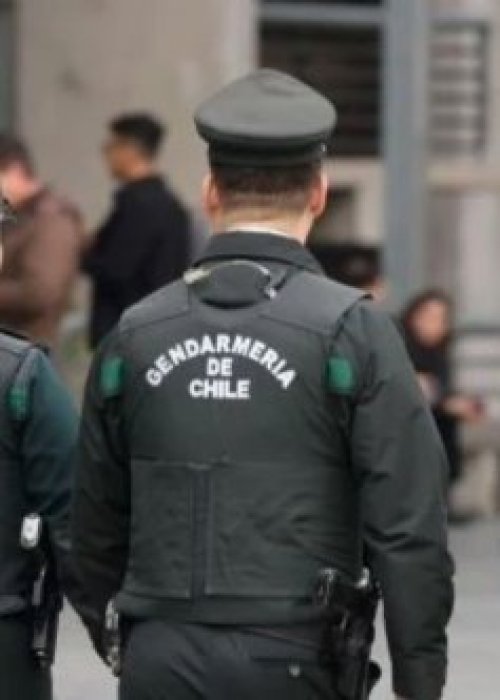Kast reaparece de sus vacaciones y llama a respetar a Gendarmería en medio de la crisis