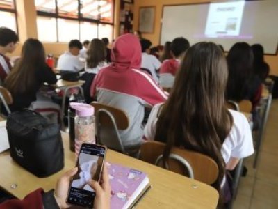 Gobierno lanza campaña “Modo Aula” para regular uso de celulares en salas de clases