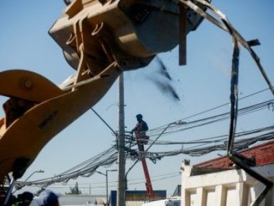 Empresa sin maquinaria ni trabajadores recibió $6.700 millones por retiro de escombros en megaincendio de Valparaíso