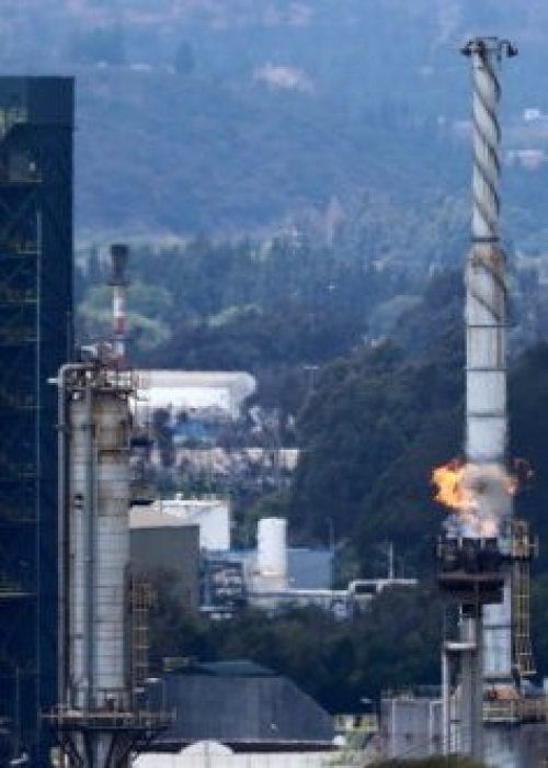 Alza del petróleo por conflicto en Medio Oriente presiona precios de combustibles en Chile