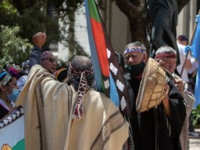 Parlamentarios piden modificar ley lafkenche tras conocerse financiamiento de Noruega a comunidades para frenar salmoneras en Chile