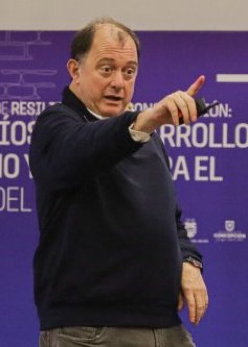 El ministro de Vivienda, Iván Poduje, protagonizó un tenso encuentro con vecinos del sector El Olivar