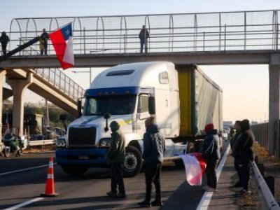 Transportistas descartan paro y advierten traspaso de costos por alza de combustibles