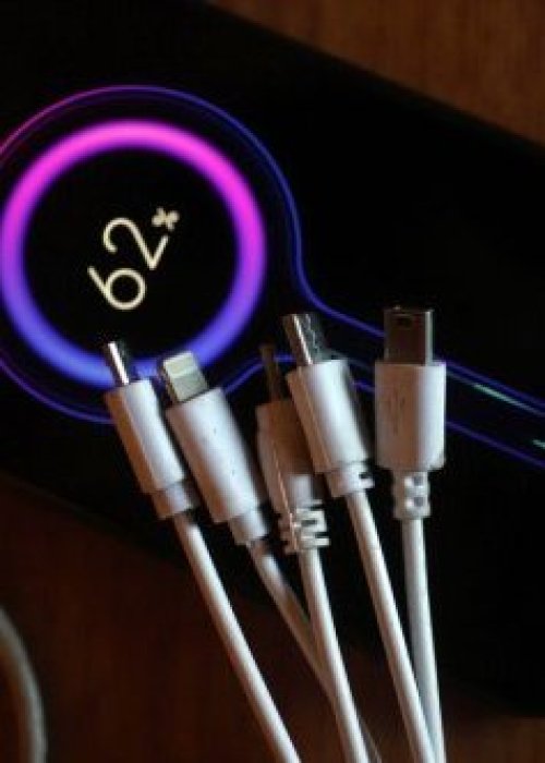 El Sernac emitió una alerta de seguridad por un lote de cargadores de celulares