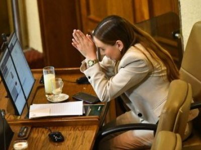 Abren investigación contra Camila Flores: senadora se habría apropiado de sueldo de sus trabajadores