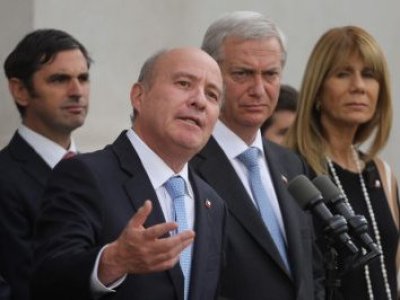 Ministro Quiroz defiende plan económico y apunta a estancamiento de más de una década