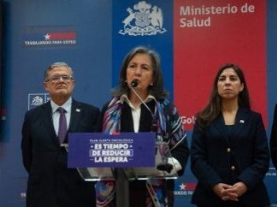Ministra de Salud descartó el cierre de programas y criticó duramente intervención de los alcaldes a las afueras de la Moneda