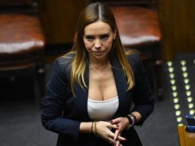 Condena transversal por difusión de imágenes íntimas de la senadora Camila Flores