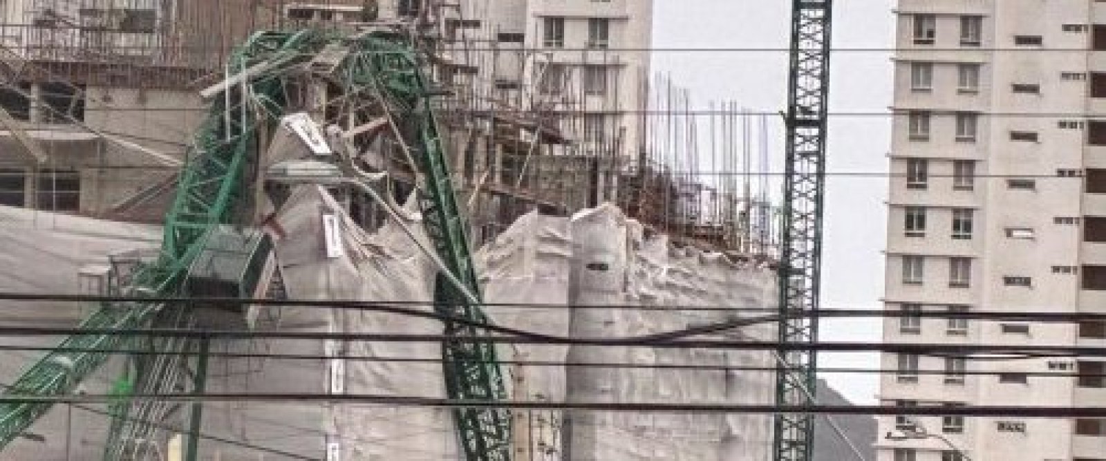 Grúa pluma se desploma por fuertes vientos en Coquimbo