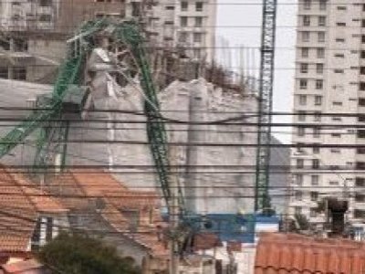 Grúa pluma se desploma por fuertes vientos en Coquimbo