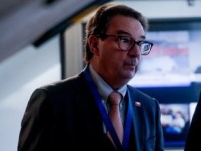 Está en Hawái: Critican a ministro de Defenda por no conducir a FF.AA. durante emergencia