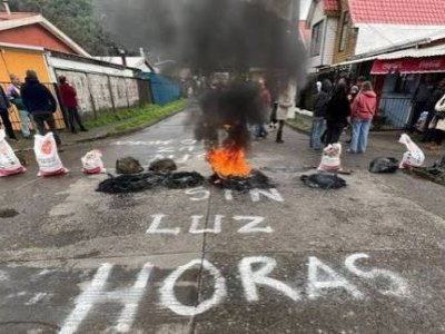 Vecinos bloquean ruta entre Villarrica y Licán Ray por prolongado corte de energía