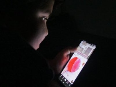 Francia prohíbe uso de las redes sociales a menores de 15 años