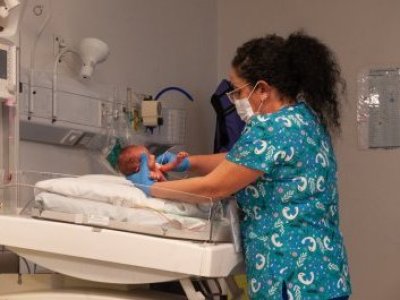 Minsal llama a extremar cuidados en bebés ante alta circulación de virus respiratorios