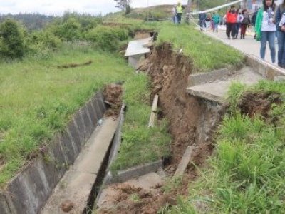 Anuncian evacuación de familias por socavón que amenaza viviendas en Arauco