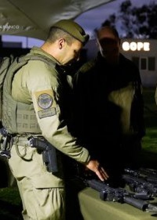 Gobierno presenta 300 nuevos subfusiles CZ Scorpion para GOPE de Carabineros