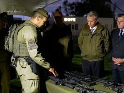Gobierno presenta 300 nuevos subfusiles CZ Scorpion para GOPE de Carabineros